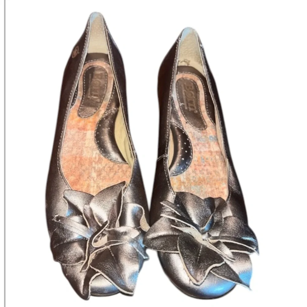 Born Women’s Size 6 Metallic Bronze Leather Flats Floral Toe Detail Shoes